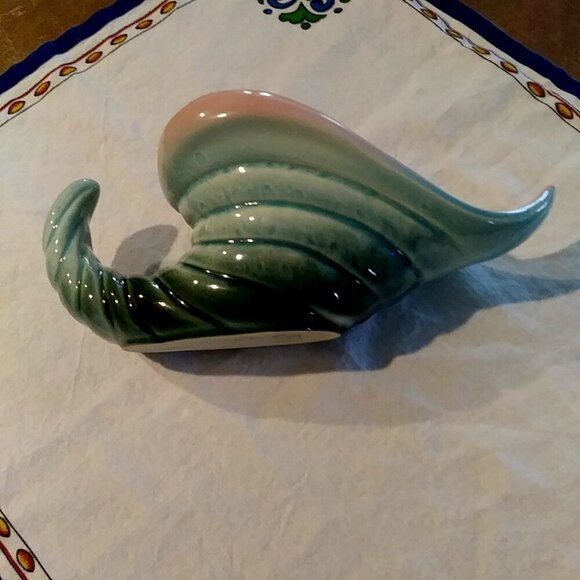 Vintage Regal Hull Pottery cornucopia vase/planter - Picture 1 of 11